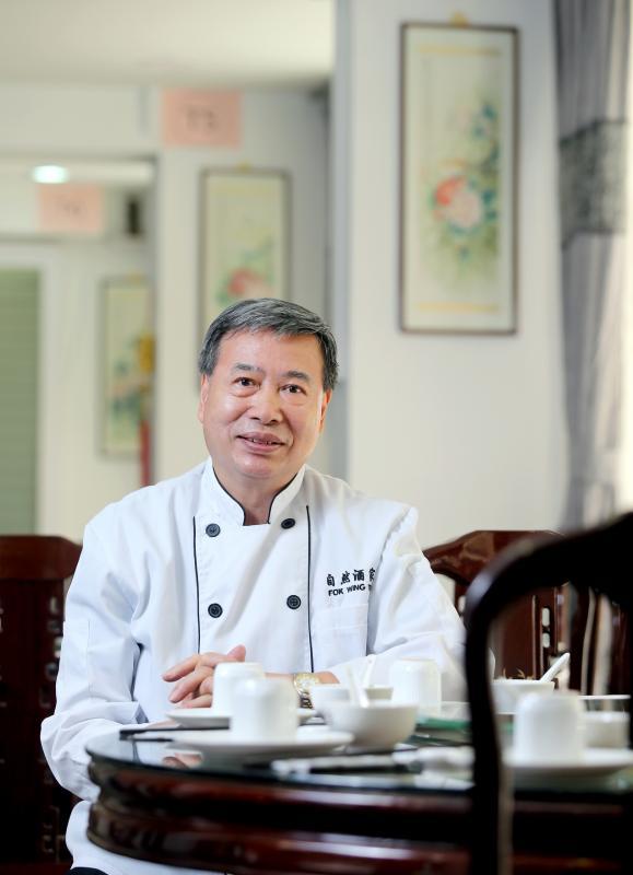 自然酒楼掌厨人霍铭田年过70仍不断学习和创新,一身好厨艺让他能够随时变化,烹调出道道好菜。
