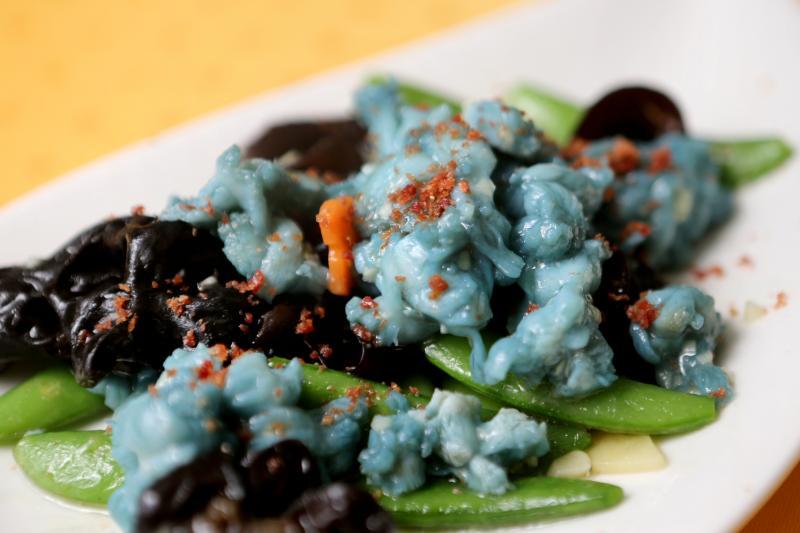 浸泡过蝶豆花水的龙虾肉,带来视觉震撼。