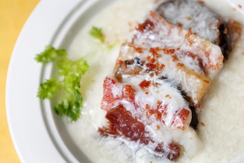 “芙蓉三夹斑”以炸准山片、金华火腿和香菇配搭鱼片,无论卖相或味道都属上乘。