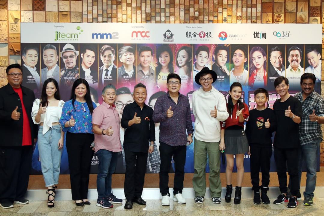 《那些年 那些歌 欢唱会》今早举行记者会，梁志强（左六）率领参与演出的众艺人出席。（周国威摄）