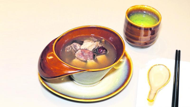 家味中餐馆的每日例汤每天更换。