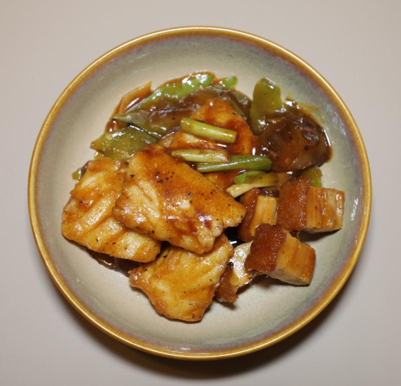 豉汁凉瓜火腩焖斑片,苦瓜和烧肉,味道有层次。