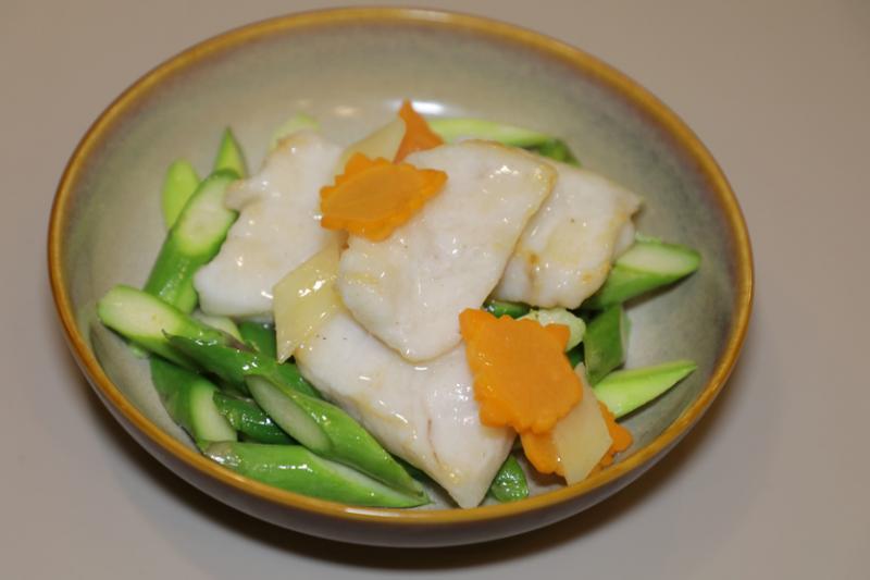 斑球炒芦笋,鱼片口感弹牙。