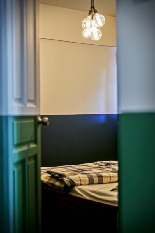 主卧墙面上白下蓝。