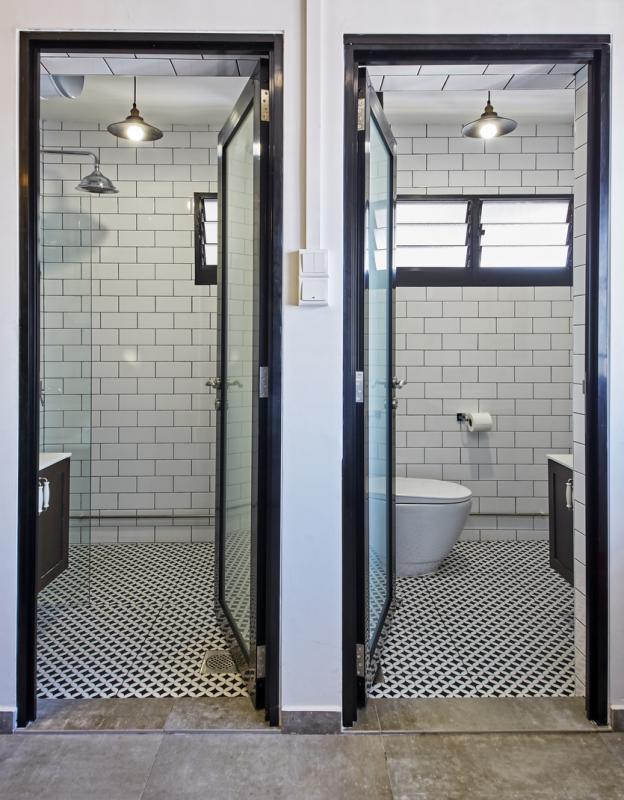 两个卫生间功能明确，互不混淆。