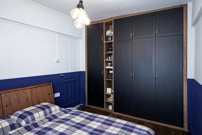 主卧家具简省，突显功能。