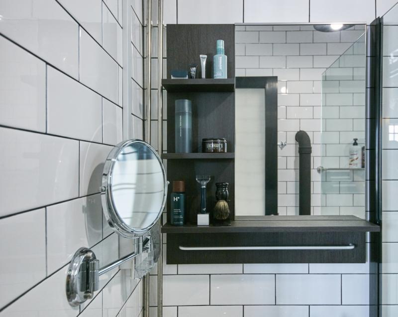 卫生间黑白相映。