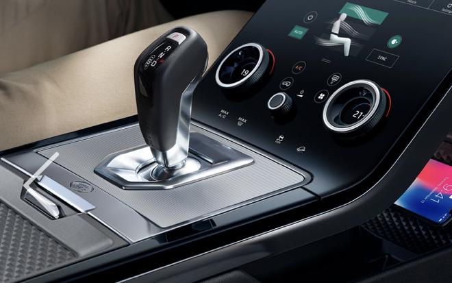 排挡走回传统的排挡杆设计,舍弃了上一代的可升降型排挡操控圆钮。