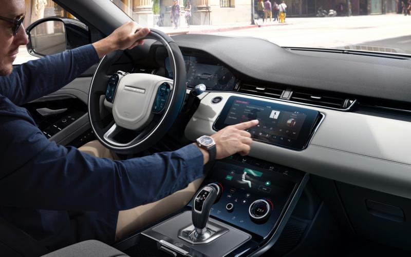 中控台的两块大屏幕有具体分工作用,采用InControl智能系统。