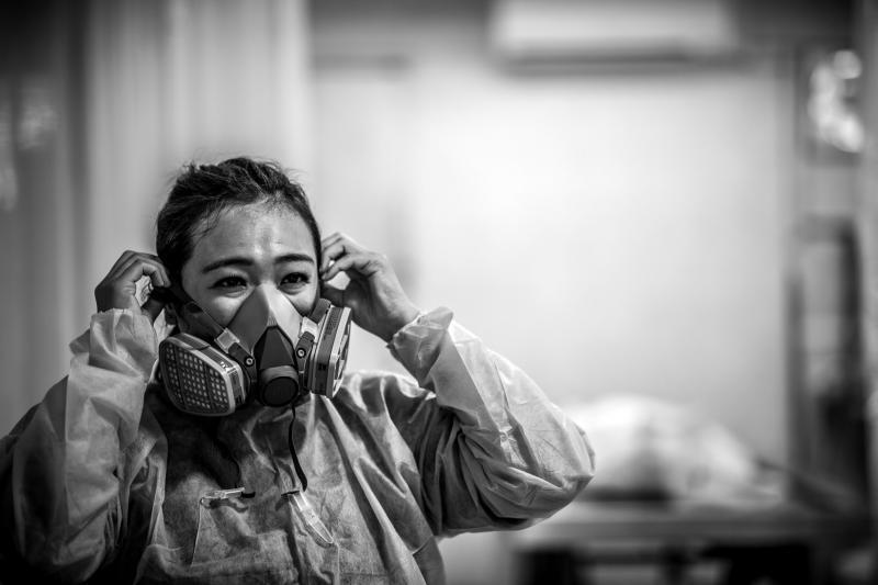 穿戴防毒面罩、手套和罩袍，保护自己不被病菌感染。