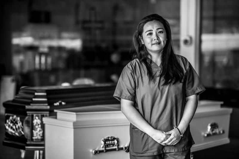 本地女入殓师屈指可数，黄慧妮毅然放弃高薪工作，每天为逝者送别。