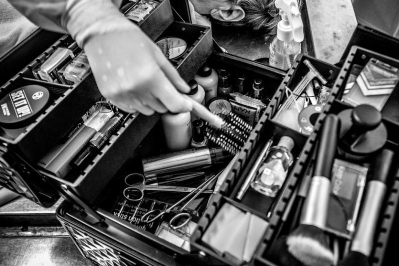 黑色的化妆箱里的眉笔、眼影、腮红、口红等一应俱全。