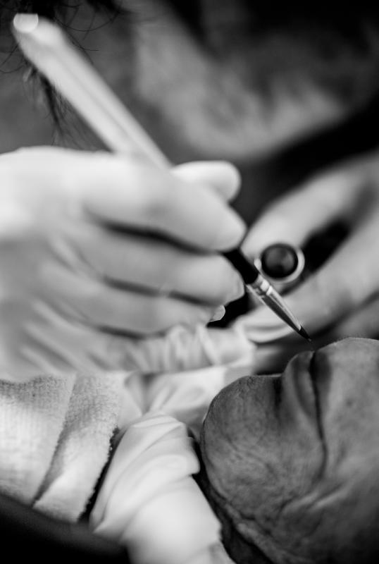 涂口红让逝者美美地离开。