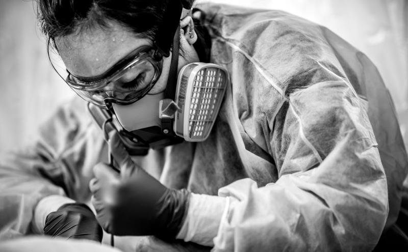 黄慧妮小心翼翼地从动脉注入防腐剂。