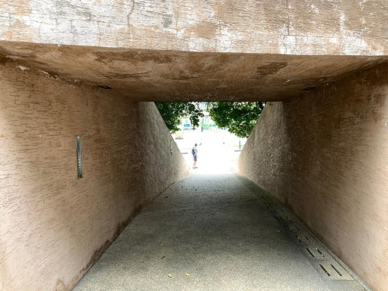 朝光亮前进:公园一角的“隧道”通往坎贝拉连路和三巴旺路的交叉点。