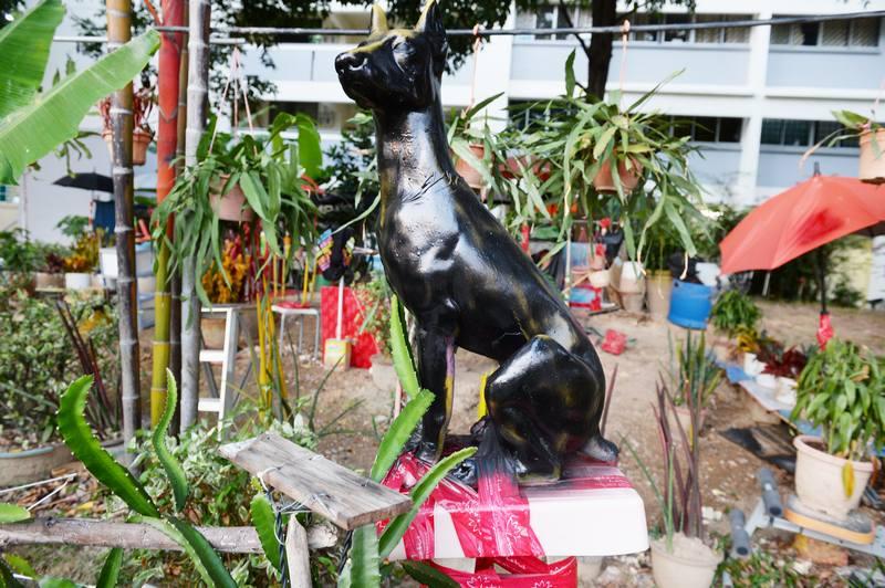 架上放了多只可爱趣萌的小狗玩偶。