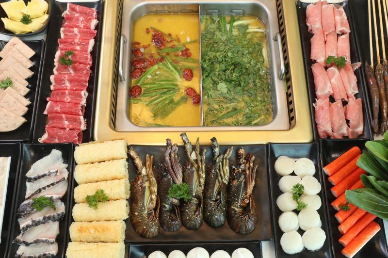只须多付$21++，即可将COCA可口火锅餐馆的基本自助晚餐升级至豪华自助餐。