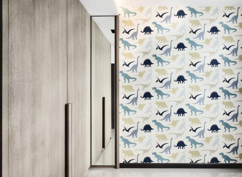 设计师特地选了一张缤纷的恐龙图案墙纸，为小少爷打造一面主题墙。
