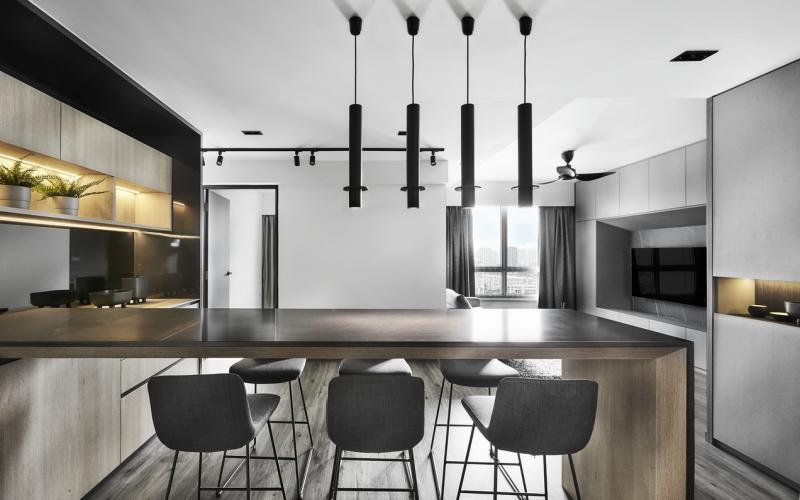 饭厅变身为家居第二个客厅：一开大门，六张舒服的高吧台椅和长吧台即迎接来客，宾至如归。