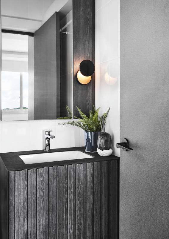 把黑盖推上去，浴室洗手台镜子旁的墙灯就会照射出光。