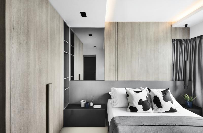 男主人卧室也以黑为主色。