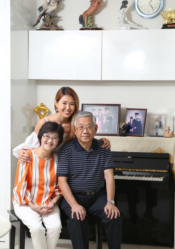 郑可为从当歌手到成家,都有父母陪伴。