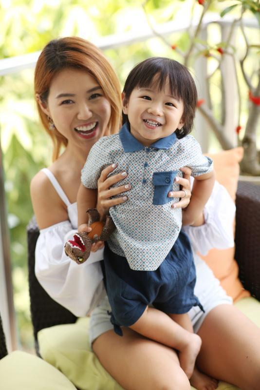 郑可为照顾儿子Momo亲力亲为。