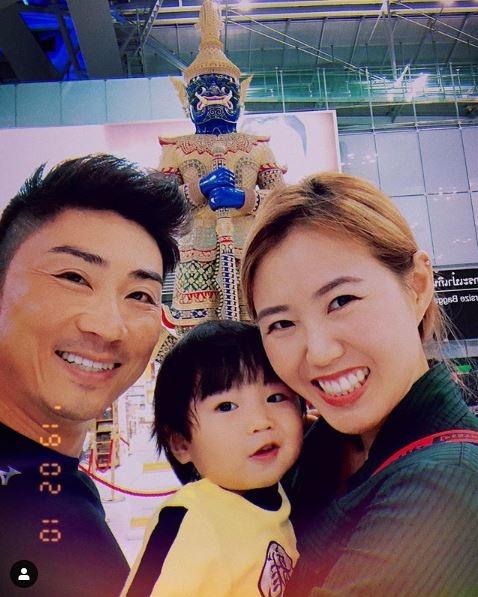 郑可为与丈夫沈志豪二月间带儿子到曼谷旅游。(取自沈志豪面簿)
