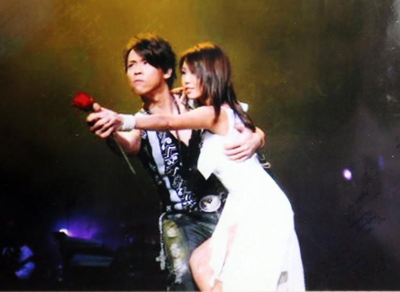 郑可为在陶喆“就是爱你音乐惊奇之旅”巡回演唱会上与陶喆载歌载舞。(受访者提供)