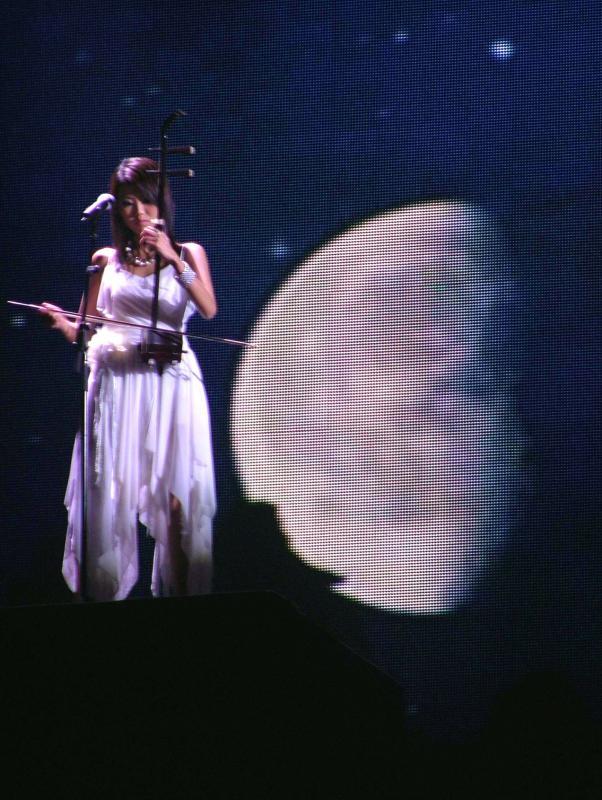 郑可为在陶喆“就是爱你音乐惊奇之旅”巡演上,以二胡独奏《月亮代表我的心》。 (档案照)