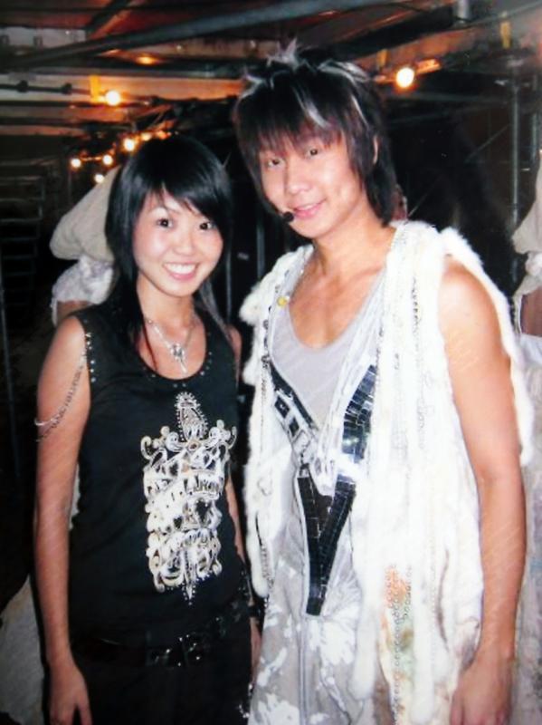 郑可为(左)曾担任林俊杰演唱会和音。(受访者提供)