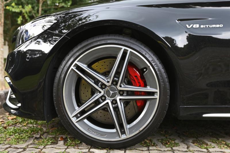 19英寸的轮胎,抓地力强。