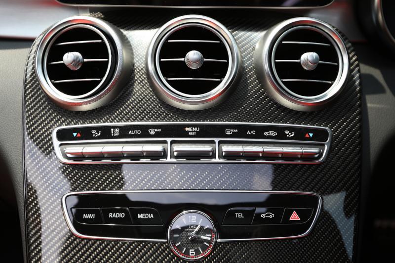 亮而碳纤维中控台,有IWC指针石英钟。