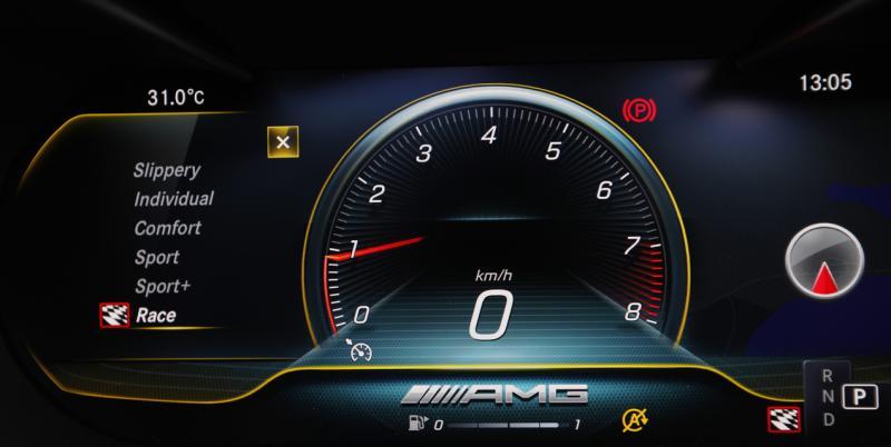 12.3英寸的三面屏幕数码仪表盘。