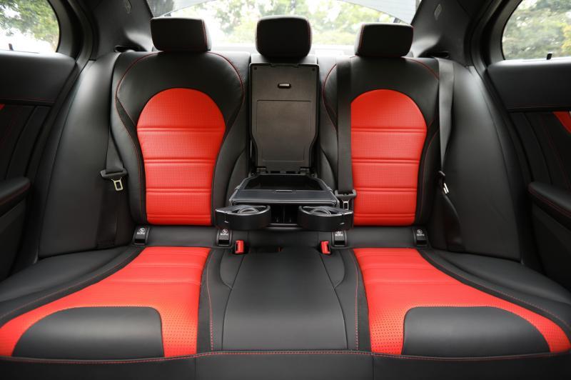 后排座位腿部空间足,中央扶手有两个杯架,开长途也可以舒适享用饮料。