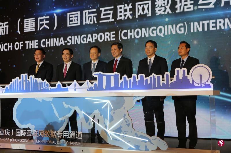 中联部副部长郭业洲(左起)、中国驻新加坡大使洪小勇、中共中央政治局委员、重庆市委书记陈敏尔、新加坡贸工部长陈振声、新加坡企业发展局局长方章文与新加坡资讯通信媒体发展局局长陈杰豪一同为中新(重庆)国际互联网数据专用通道举行启动仪式。(唐家鸿摄)