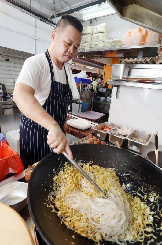 “福建人福建面”的摊主梁浕豅希望学习日本人保持品质的精神,坚持每天只准备约200盘的分量。(陈爱薇摄)