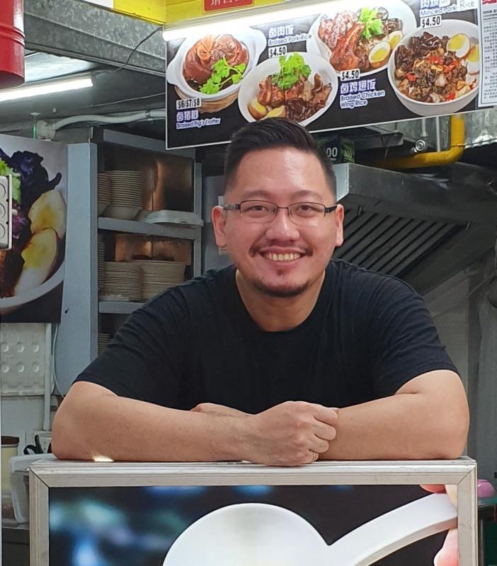 前厨师和餐馆经理刘建捷转变身份成为“卤肉先生”,以鲜明形象打造品牌。(陈爱薇摄)