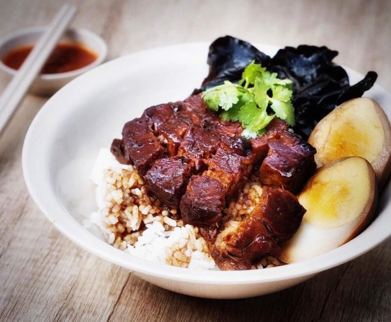 卤肉饭(前)严选西班牙黄金比例猪肉,以18种药材熬制而成。(陈爱薇摄)