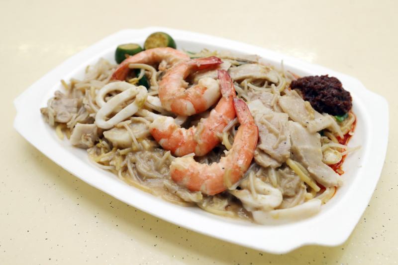 福建面的口味家常,不会太过咸腻,鲜虾肉质结实,苏东嚼劲十足。(陈爱薇摄)