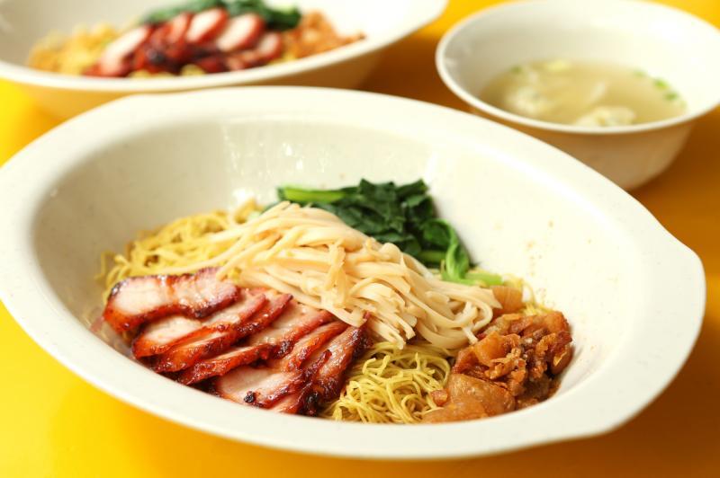 除了招牌叉烧云吞面(后),“江师傅面家”还有一份$10的鲍鱼丝叉烧云吞面。(档案照)