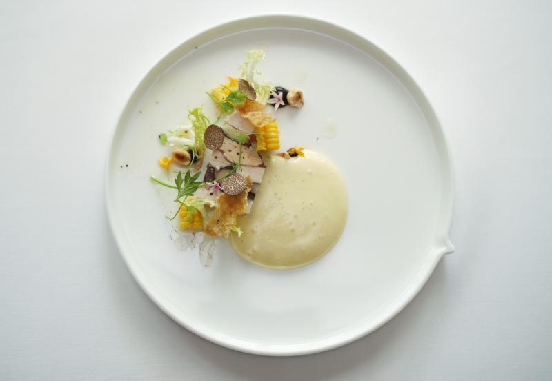 精致冷盘以来自泰国的糙米饲养健康Benja鸡肉入菜，比一般鸡肉更加嫩滑多汁。