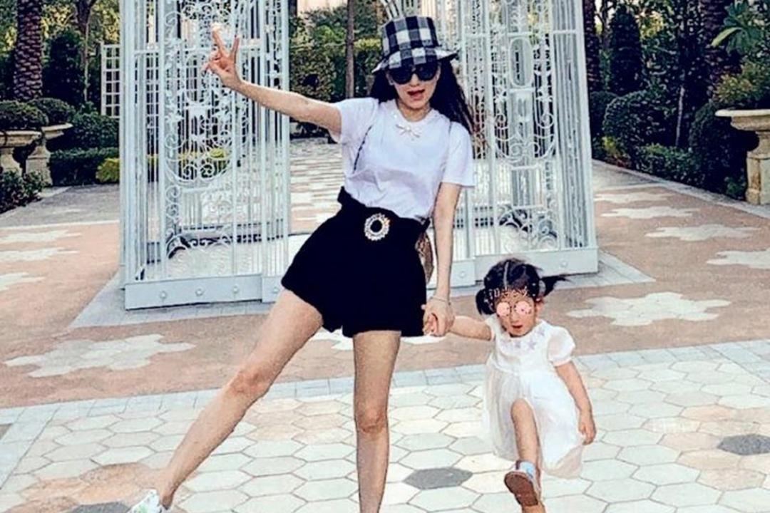 方媛与两岁长女随行,母女大摆甫士拍照。(互联网)