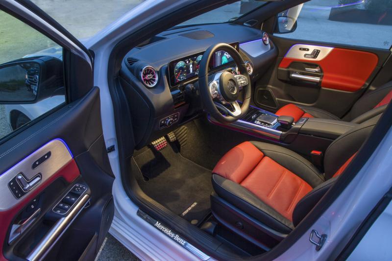 车内座椅的最大特点是配备了Energizing seat kinetics技术。