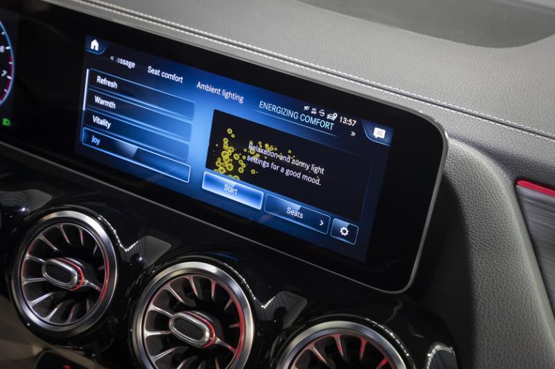 车内的空调出风口采用涡轮造型，空调操作介面与触控手写板等铺陈，都源自A-Class的家族化设计样貌。