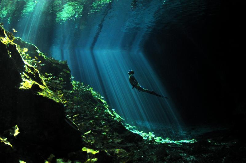深海摄影师王觐程在墨西哥洞穴潜水取景，将时尚感融入自然水色。
