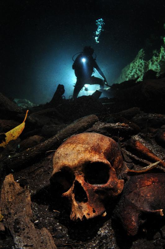 王觐程在墨西哥水下洞穴中，发现玛雅人遗骸。