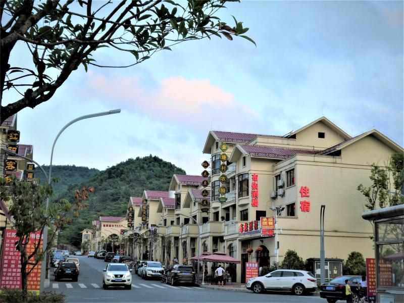 新颖的克度安置区是游客的集散中心。