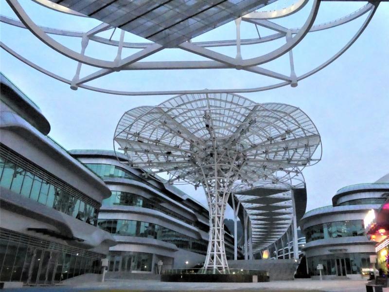 颇具科幻色彩的天幕商业街。