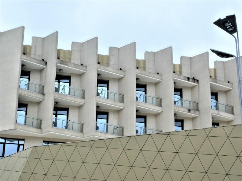 这家酒店在客房阳台为住客准备了可探望星空的望远镜。